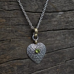 จี้ทรงโดมสีเงินทูโทนรูปหัวใจพร้อมพลอยเพอริดอทเสน่ห์ของเงิน - Product Image 4