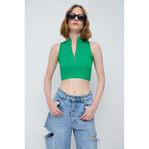 Blusa Corta Informal sin Mangas con Cuello Redondo y Logotipo Frontal - Product Image 1