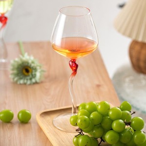 Verre à vin artisanal écologique et durable, qui ajoute du charme et de la sophistication à toute présentation de vin, favorisant une appréciation plus lente. - Product Image 5