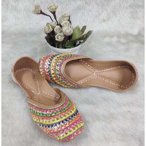 Chaussures en cuir traditionnelles pour femmes de marque BS INTERNATIONAL, fermeture à bande élastique, motifs multicolores, tendance décontractée et mode - Product Image 5