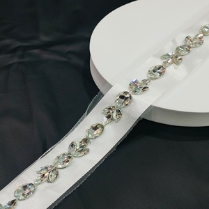 Tissu de dentelle fantaisie tissé à la main avec bordure en pierre de cristal argenté avec filet complexe pour saris et robes - Product Image 3