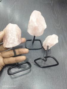 Pierre précieuse colorée naturelle cristal de quartz rose brut sur support pour la décoration de la pierre de cristal de guérison de la salle de bureau - Product Image 2