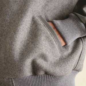 เสื้อแจ็กเก็ตแบบทีมเบสบอลสีเทาของผู้ชายเสื้อทีม2025แขนเสื้อหนังขนสัตว์ใส่สบายปกคอตั้งปักโลโก้กำมะหยี่ - Product Image 3