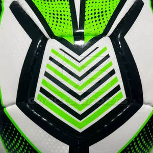 Ballon de football avec logo personnalisé disponible en gros pour les clubs, les écoles et les événements sportifs promotionnels - Product Image 6