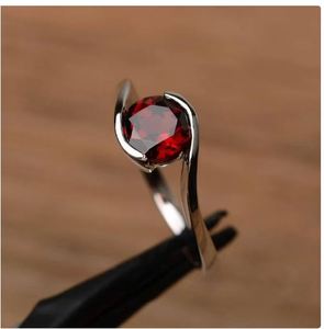 แหวนพลอยโกเมนสีแดงหรูหรา925เครื่องประดับหรูหราเงินแท้สำหรับผู้หญิงออกแบบได้ตามต้องการ - Product Image 1