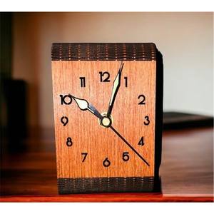 L'horloge en bois reflète la qualité, la fiabilité et la sensibilité au design raffiné, fabriquée avec une étonnante maîtrise par KHOOSI OVERSEAS. - Product Image 5