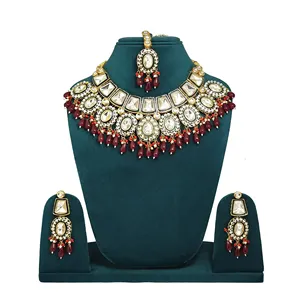 Ensemble de collier en or plaqué or avec diamants taillés en émeraude rouge et pierres Kundan Polki, style classique et tendance, idéal pour un mariage, une fête ou comme cadeau. - Product Image 1