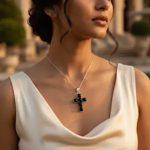 Collier avec pendentif en onyx noir géométrique, tendance et plaqué or - Product Image 1