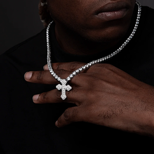 Colgante Unisex Estilo Hip Hop con Cruz Sagrada de Diamantes de Imitación y Aleación - Product Image 1