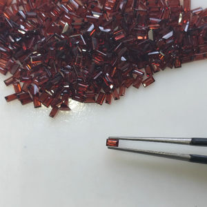 พลอยโกเมนสีแดงธรรมชาติ 3x1.7 มม. ทรงบาแก็ตต์ คุณภาพดีที่สุด สำหรับทำเครื่องประดับ - Product Image 1