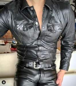 Combinaison de moto de course en cuir de haute qualité avec logo personnalisé, vêtements de sport coupe-vent avec options de couleur personnalisées - Product Image 1