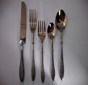 Fabriqué en laiton pur et de qualité alimentaire, ces couverts dorés brillants font une impression surprenante dans un restaurant ou un bar à domicile. - Product Image 2