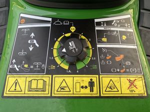 Tondeuse autoportée à rayon de braquage zéro John Deere X350 à essence avec garantie de 3 ans - Product Image 6