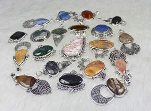 สร้อยคอเครื่องประดับเงินพร้อมจี้อัญมณีทรงหลังเบี้ยผสมอย่างงดงาม - Product Image 4