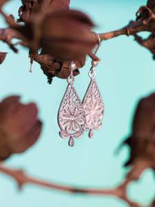 Pendientes de tuerca florales clásicos de alta calidad superventas, suministro directo indio de alta calidad con brillo brillante directo desde la India - Product Image 2