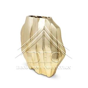 Florero moderno de aluminio y metal de color dorado con un diseño adecuado para la decoración del hogar - Product Image 1