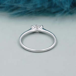 Bague de fiançailles ovale en or blanc certifiée IGI East West avec diamant - Product Image 4