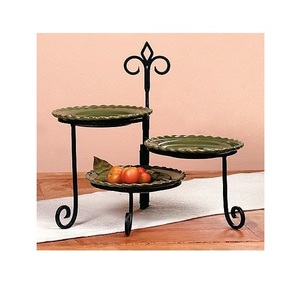 Soporte de exhibición de hierro de aspecto rústico para platos con patas curvas y atractivo vintage perfecto para interiores temáticos de granja - Product Image 1