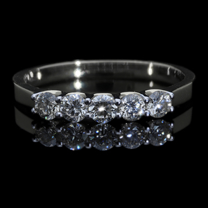 Elegante anillo de diamantes naturales de oro de 14 quilates con 5 piedras, atractivo de lujo atemporal con ajuste de punta, diamantes redondos de corte brillante - Product Image 1