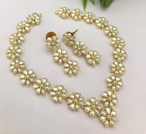 Ensemble de collier et de boucles d'oreilles en or plaqué de haute qualité avec des perles de CZ véritables pour un port moderne de mariage pour femmes - Product Image 1