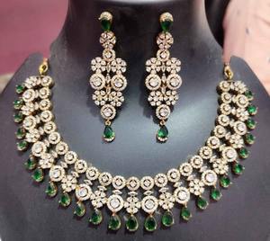 Conjunto de Collar y Aretes de Perlas Esmeralda Royale en Oferta, para Eventos Formales y Vestimenta de Noche, Disponible al Mejor Precio - Product Image 3