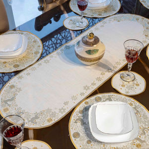 Juego de 7 Piezas para Mesa de Navidad con Bordado Floral, Camino de Mesa de Poliéster y Lino, Servilletas Tejidas Resistentes a las Manchas para Uso Doméstico - Product Image 1