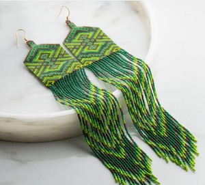 Boucles d'oreilles à franges extra longues perlées vertes Miyuki, conception de plumes indigènes de perles de rocaille - Product Image 1