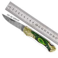 Couteau de poche en acier Damas en gros DD-FK-WH934, fait main, lame tranchante de haute qualité 90mm, acier inoxydable 58-62 HRC, bois d'olivier