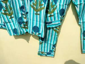 Conjunto de pijama informal de algodón con estampado de bloques de noche para mujer, vestido de dama de honor cruzado hecho a mano con características de cierre nocturno - Product Image 3