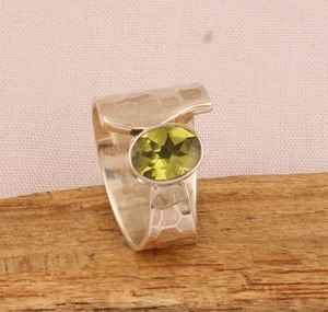 Anillo de peridoto Natural martillado de Plata de Ley 925 sólida, banda elegante de diseñador hecha a mano, regalo de aniversario de boda para mujer - Product Image 1