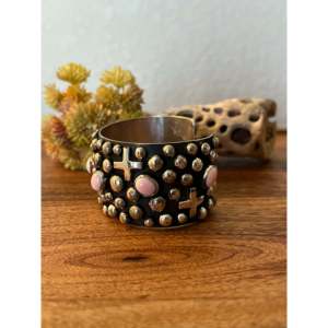 Fashion Cuff Bracelet-Chimney Butte Pink Conch Shell & Sterling Silver - Product Image 4