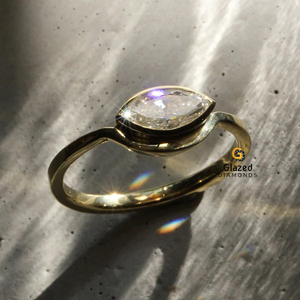 VVs Moissanite 2 Ct Marquise Cut D Juego de bisel incoloro East West Anillo de compromiso solitario para mujer en plata de ley 925 - Product Image 4