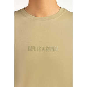 เสื้อยืดเจอร์ซีย์ผู้ชาย Relax Fit ลายพิมพ์เรียบ น้ำหนักผ้า 220 กรัม ป้ายกำกับแบบกำหนดเอง คุณสมบัติแบบบีบอัด หมายเลขรุ่น MN-TS-SS25-059 - Product Image 5