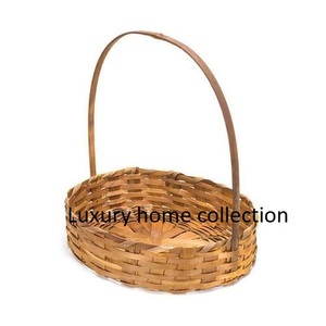 Panier en rotin de forme unique avec poignées à boucle pour transporter facilement des produits ou des objets décoratifs dans la maison - Product Image 1