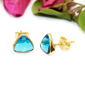 Declaración moda triángulo forma 6 MM Sweg azul hidro cuarzo 24K chapado en oro Stud pendientes para mujer joyería al por mayor - Product Image 2