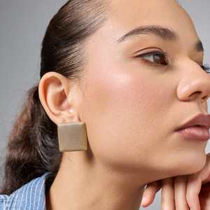 Boucles d'oreilles clous géométriques tendance 192866 en alliage de zinc, zircon, coquillage, perle, fleur, boule, papillon, à vis, finition or oxydé, 16g, unisexe - Product Image 2