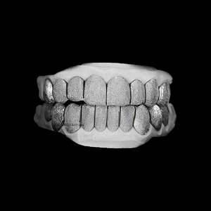 Grillz de Oro de 10K Hechos a Mano con Diseño de Cruz de 6 Dientes, Texturizados con Corte de Diamante, para Dientes Superiores, Odontología Fina - Product Image 4