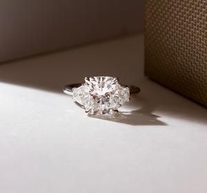 Anillo de compromiso de tres piedras de diamante con corte de cojín de 11mm | Piedras laterales trapezoidales Plata de Ley 18K chapado en oro minimalista nupcial - Product Image 3