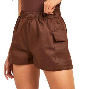 2023 Shorts Cargo 100% coton respirant pour femmes les plus élégantes en tissu éponge marron foncé avec poches latérales à la taille élastique - Product Image 5