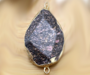 Colgante de Piedra Natural Druzy Negra y Rosa de 35x45mm, Doble Baño Electrolítico de Acero Inoxidable, Conector de Plata de Ley 925 para Mujer - Product Image 1