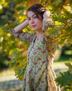 Vestido Vanessa Estampado a Mano, Estilo Bohemio, Floral, Verde y Rosa, Largo hasta la Pantorrilla, Informal, Ocasional, Hecho a Mano, Moda Ética - Product Image 5