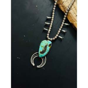 Collier Squash Blossom en turquoise noire et argent sterling, fait main par des artisans Navajo, bijou culturel de collection - Product Image 3