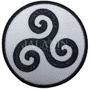 Écussons en tissu de toile de haute qualité, brodés à la main, logos de mode streetwear, badges en forme d'alphabet, badges brodés à la machine - Product Image 1