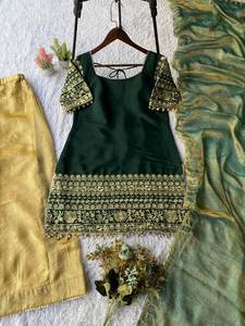 Présentation d'une collection de costumes de créateur lourds, costume lourd en soie romaine avec broderie de séquence, haut et palazzo Jimmy avec dupatta - Product Image 5