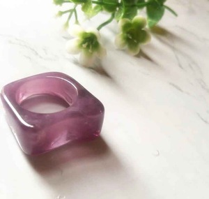 Anneaux en résine acrylique de forme ronde, fabriqués à la main, anneaux d'amour pour femmes, bijoux de fête, vente en gros au meilleur prix - Product Image 1