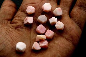 25 piezas de gemas de cristal de ópalo rosa de 10-12MM, piedras preciosas rugosas sueltas cortadas a mano sin tratar naturales para curar ópalo Rosa Suelto - Product Image 3