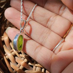 จี้เงินแท้ประดับพลอยเพอริดอตดิบสไตล์วินเทจ ของขวัญพลอยสีเขียวสำหรับทุกเพศ - Product Image 3