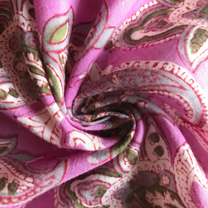 Tissu en coton imprimé à la main, base rose, motif floral paisley avec des motifs verts et blancs |   Textile ethnique indien - Product Image 1