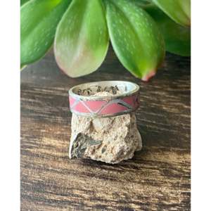 Bague Roger Morgan en argent sterling plaqué rhodium avec incrustation de corail rose, coupe géométrique en forme de poire, taille 11.25 - Product Image 4