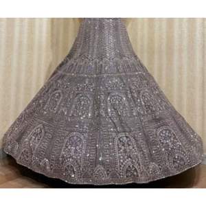 Conjunto de Lehenga nupcial Premium con intrincados patrones de lentejuelas bordadas y acentos Zari para exportación y pedidos a granel - Product Image 3